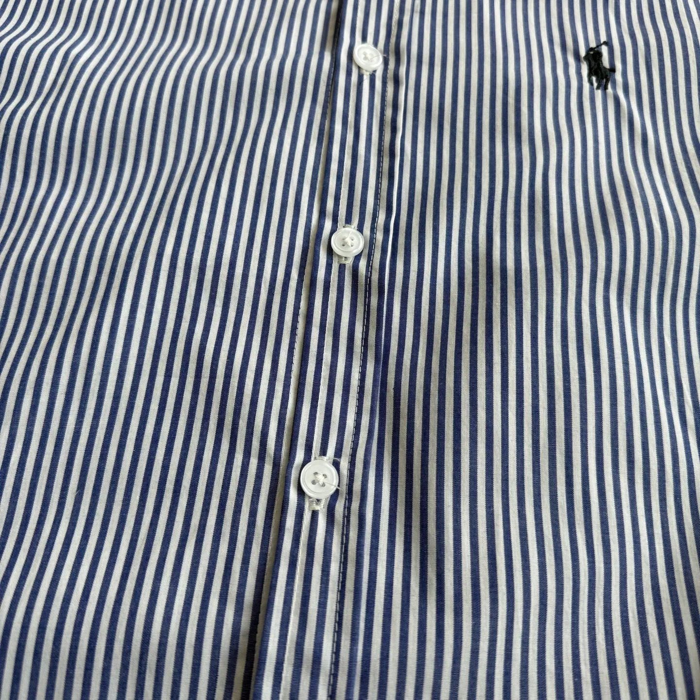P180 Style No. G66 Ralph Lauren/Ralph Lauren Striped Casual Shirt 1️⃣Made of high-quality classic striped fabric, the upper body is soft and comfortable, extremely delicate, has a solid, smooth and soft feel. The fabric does not wrinkle, and the feel is invincible. The details are handled perfectly! 2️⃣Adopting the washing process, the workmanship details are perfectly controlled. They are all hemmed with vest technology, and the insides of the sleeves are also used. Different from the four-needle and five-thread workmanship, the collars are also all designed with interlining, showing high-end fashion and individuality, and the style is fashionable, simple and elegant! 3️⃣It is very youthful and energetic, and can be easily worn by both men and women. It is very in line with the fashion aesthetic concepts of today's young people! Color: Striped Blue Size: S M L XL